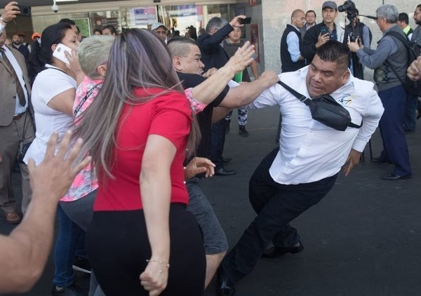 Mujeres taxistas denuncian acoso y termina en pleito