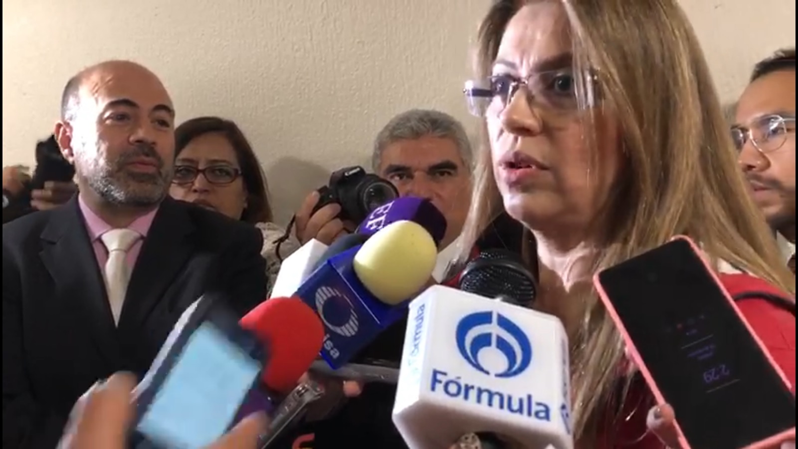 Exsecretaria acusa a Noroña de percibir sobresueldo por 90 mil pesos y de nepotismo