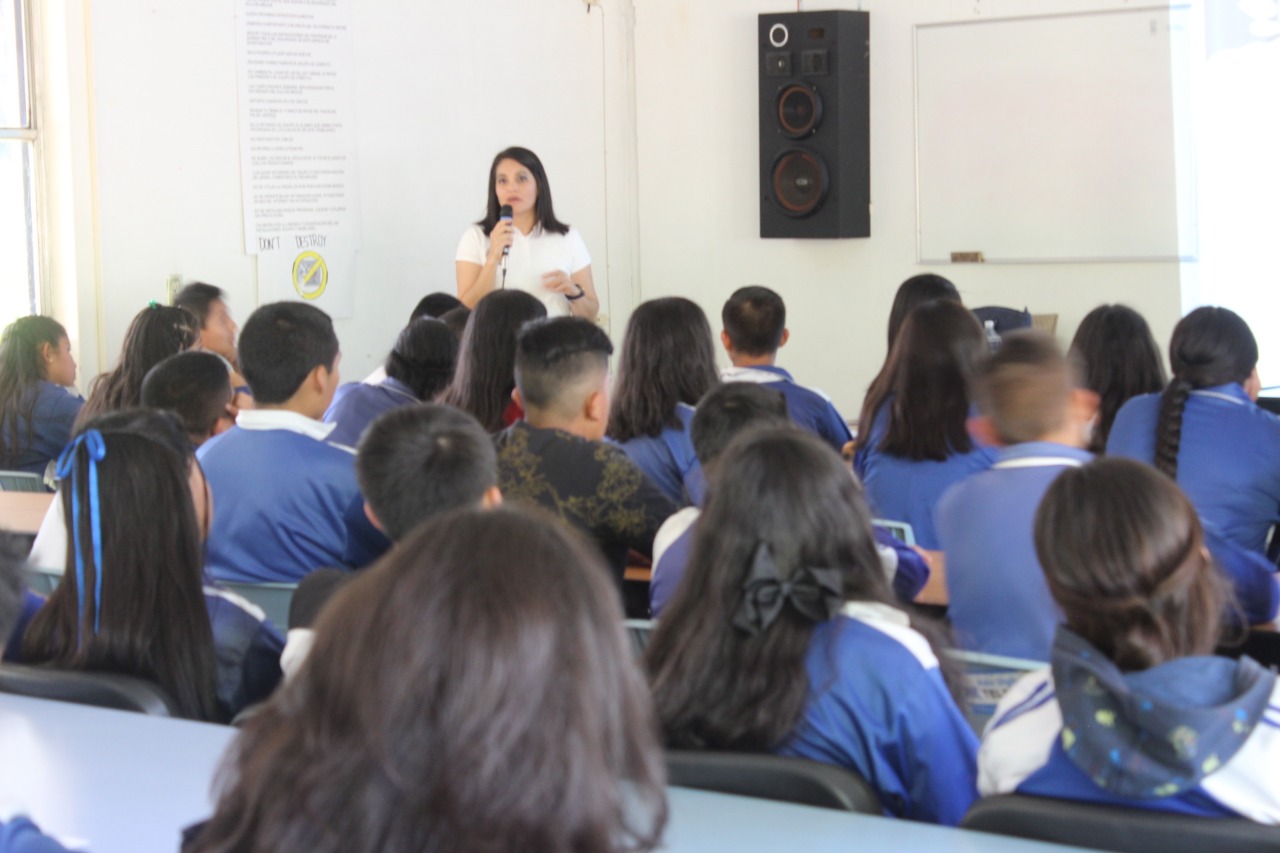 FGE brinda taller sobre uso adecuado de redes sociales y riesgos en internet