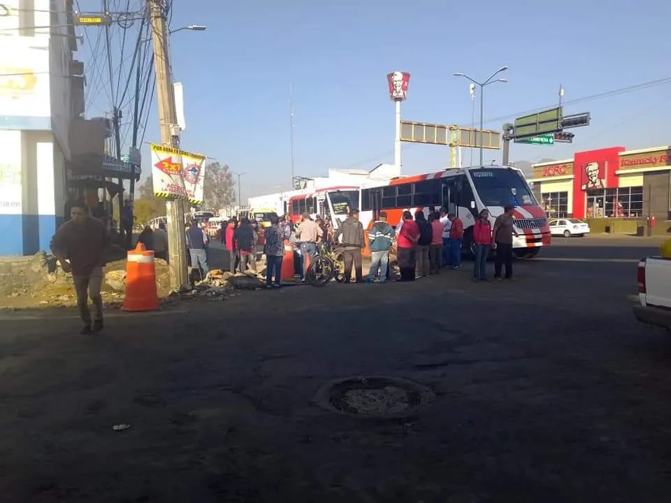 Transportistas agreden a trabajadores de la obra en Madero Poniente