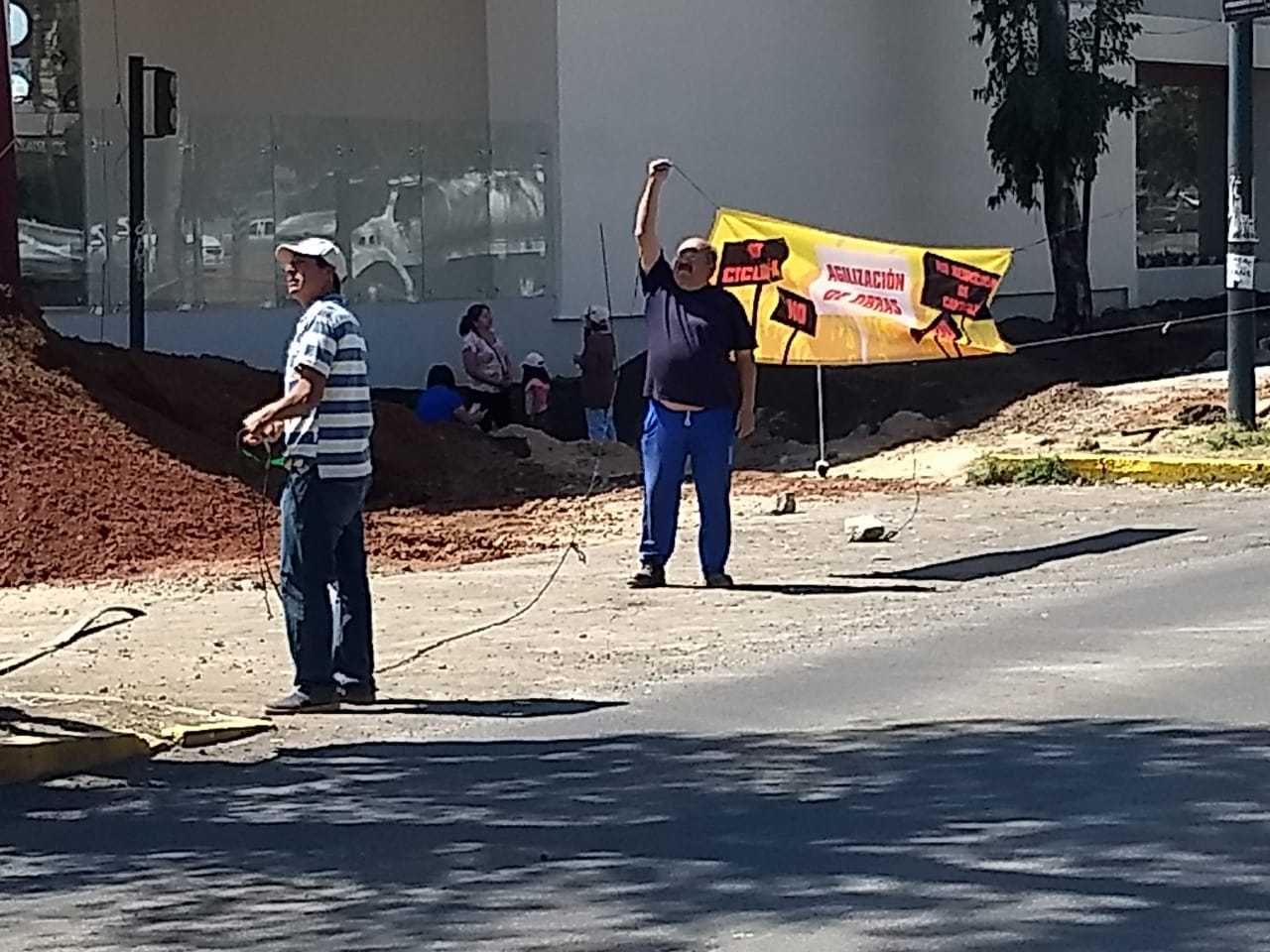 Continúa toma en avenida Madero, vecinos exigen audiencia con Morón