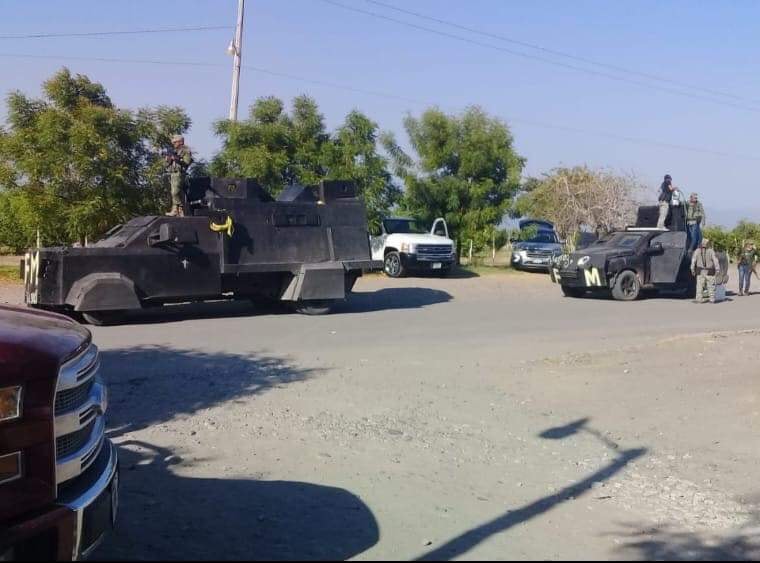 Circula convoy de Cárteles Unidos en carretera Apatzingán.-Aguililla