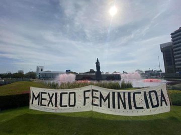 Por feminicidos, tiñen de rojo agua de la Minerva en Guadalajara