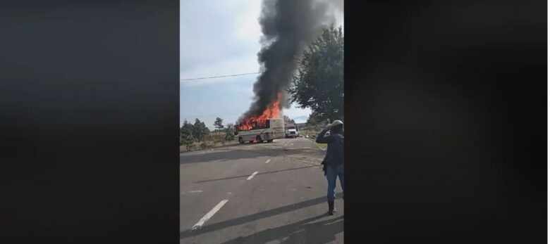 En Pomocuarán, Michoacán, habitantes quemaron un autobús tras un enfrentamiento con la Policía Comunal, causando un bloqueo carretero y protestas en Paracho