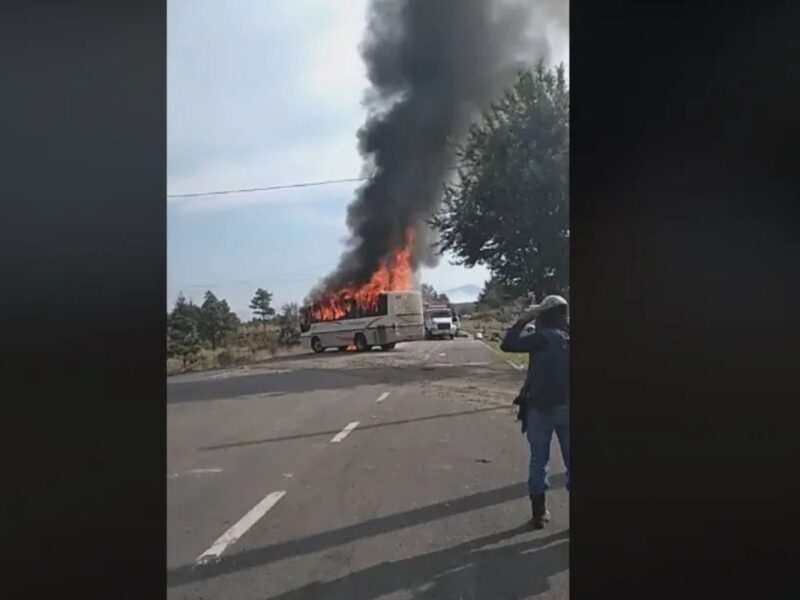 En Pomocuarán, Michoacán, habitantes quemaron un autobús tras un enfrentamiento con la Policía Comunal, causando un bloqueo carretero y protestas en Paracho
