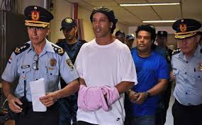 Esposado, comparece Ronaldinho ante juzgado en Paraguay