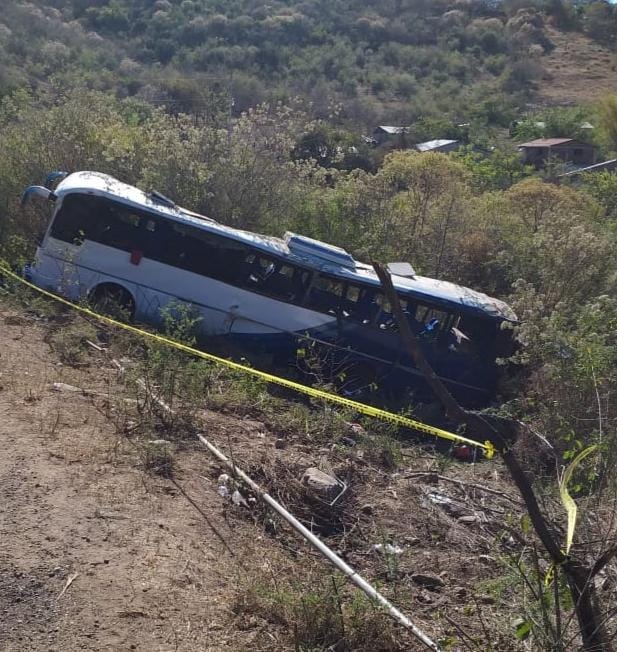 Cae autobús a barranco en Michoacán; hay 3 muertos y 41 lesionados