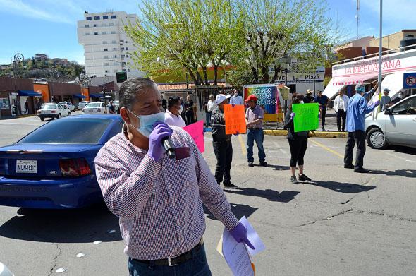 El mundo al revés; mexicanos impiden paso de estadounidenses a territorio nacional