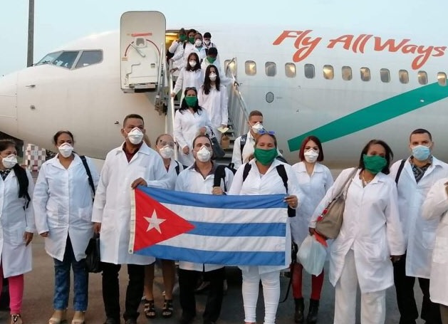 Arriban médicos cubanos a Italia y América Latina por Covid-19