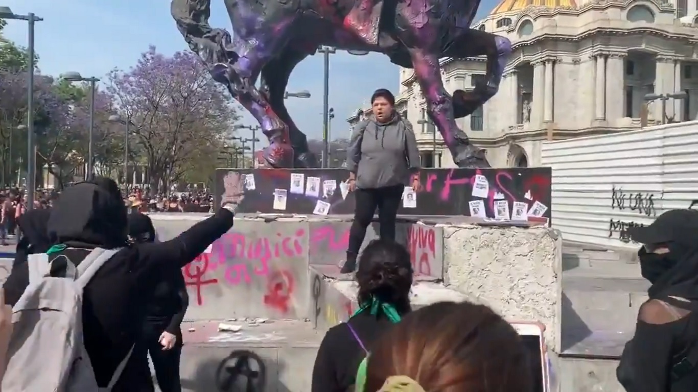 Dama enfrenta a encapuchadas que vandalizaban estatua de Madero
