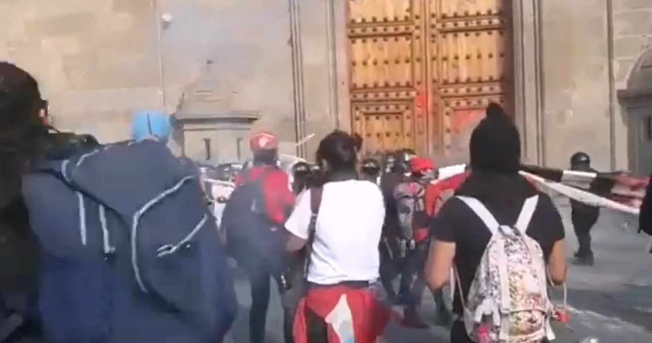 Lanzan petardos a las puertas de Palacio Nacional