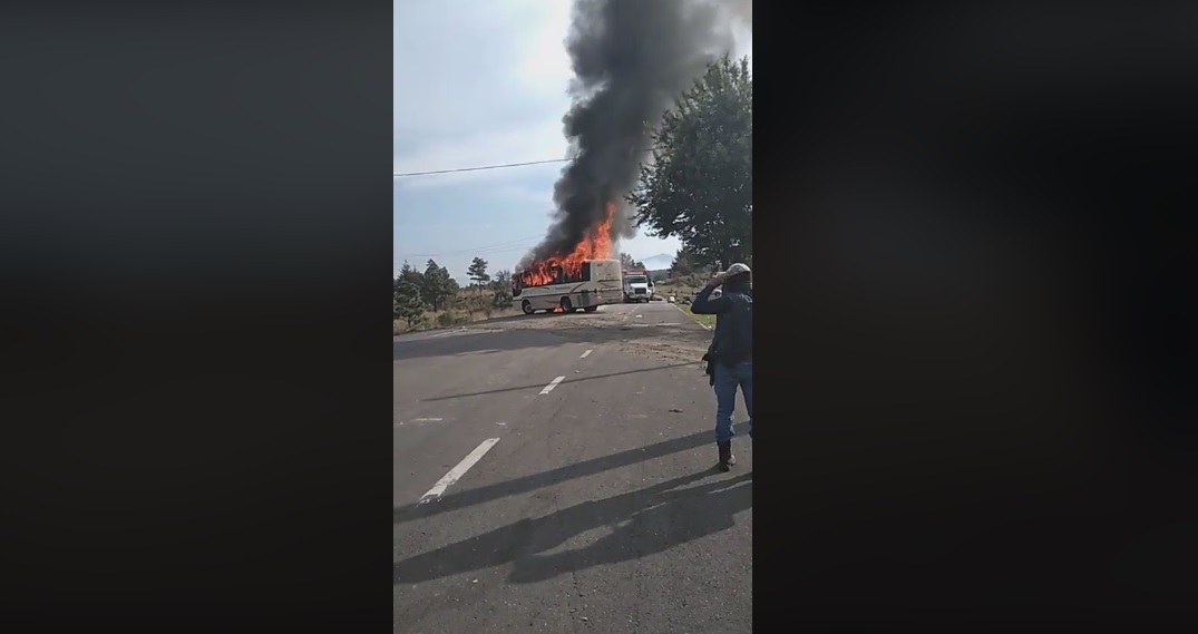 Habitantes de Pomocuarán incendian autobús
