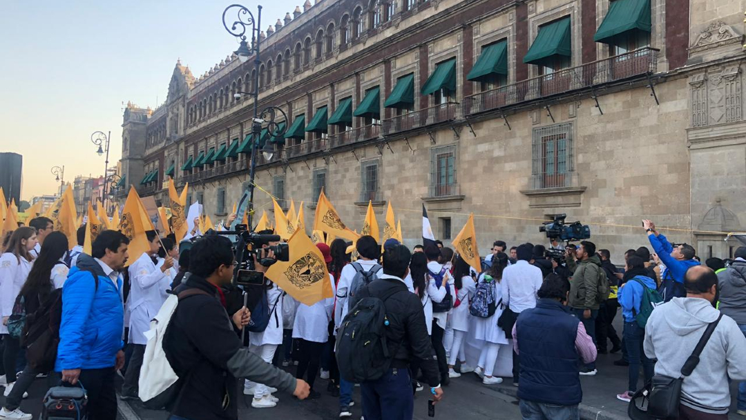 Abren diálogo con alumnos de medicina inconformes en Palacio Nacional