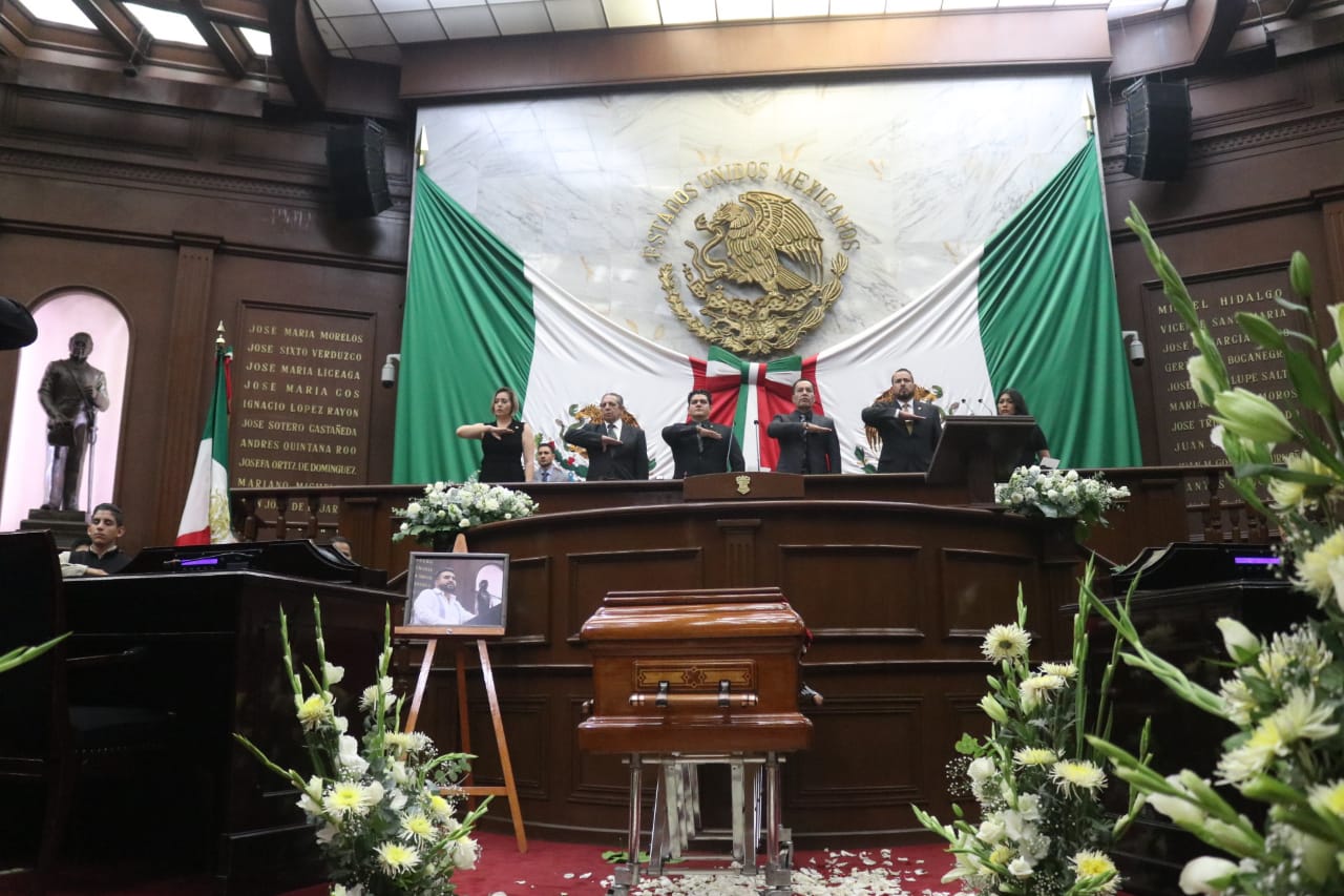Entre aplausos despiden al diputado Erick Juárez Blanquet
