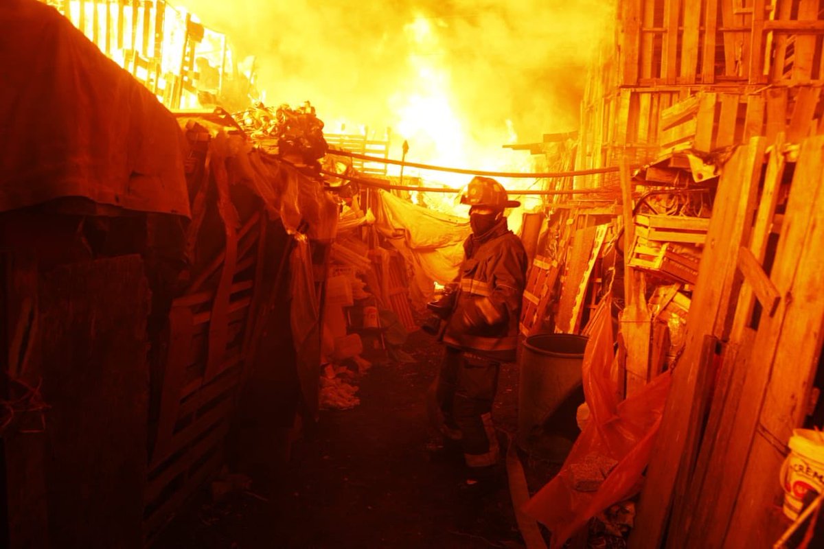 Incendio cerca de la Central de Abastos deja 8 heridos