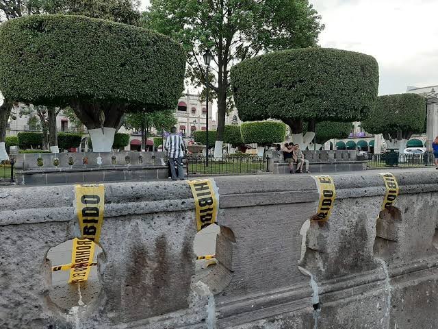 Morelianos rompen sellos en bancas de Plaza de Armas