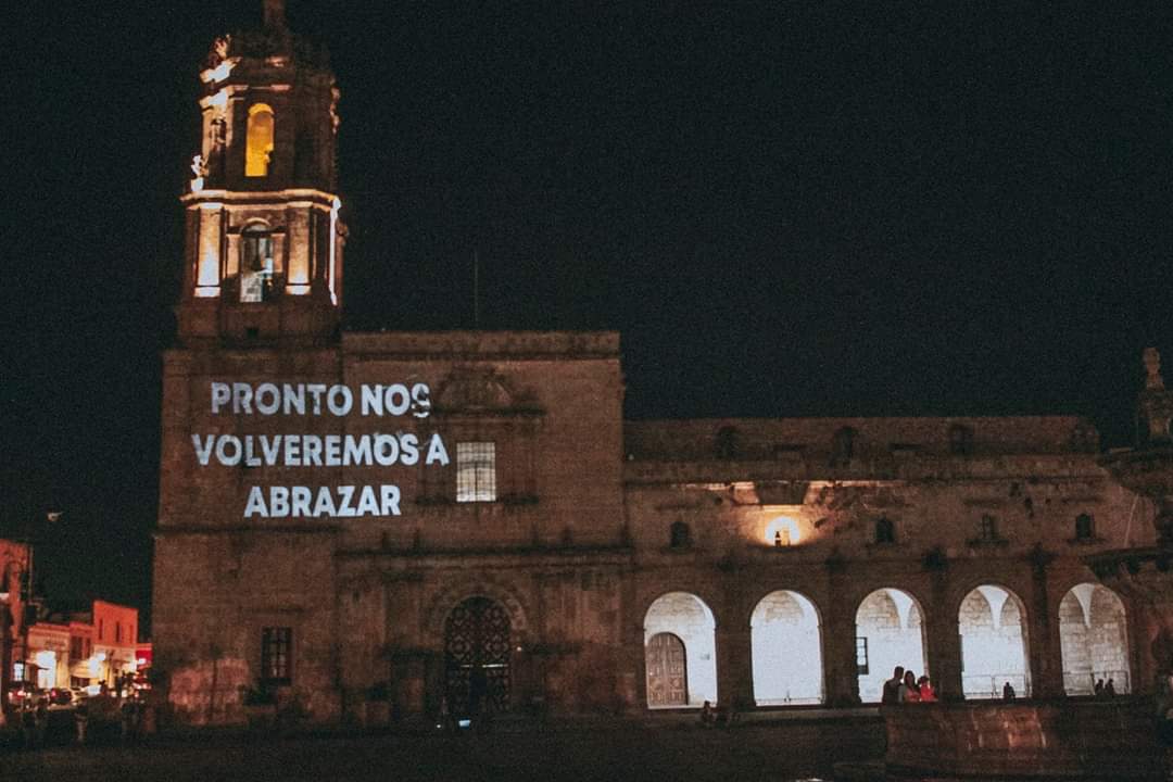 Proyectan en edificios el mensaje "Pronto nos volveremos a abrazar"