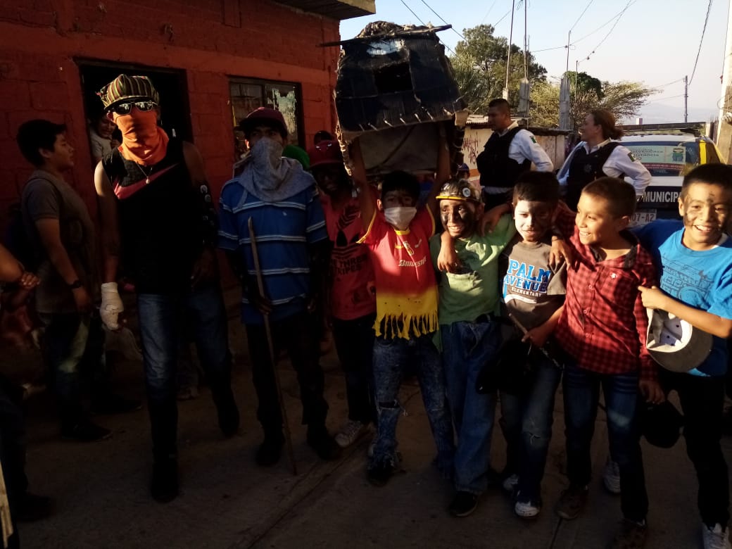 Pese a cuarentena, en San Nicolás Obispo salen a celebrar los toritos