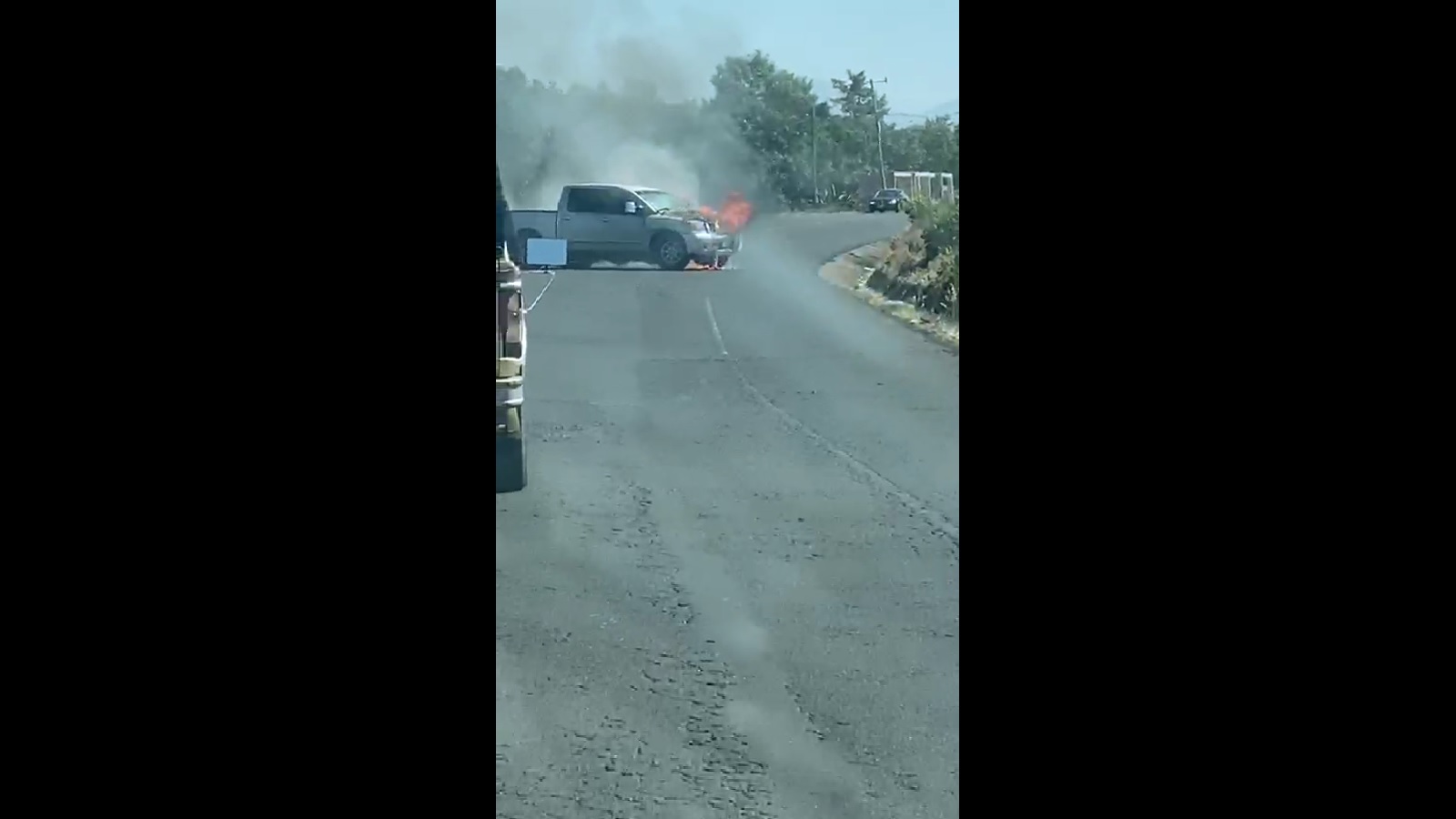 Se enfrentan Cárteles Unidos y CJNG; bloquean carreteras