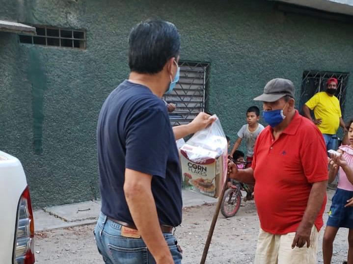 Entrega Javier Estrada despensas en colonias de Lázaro Cárdenas