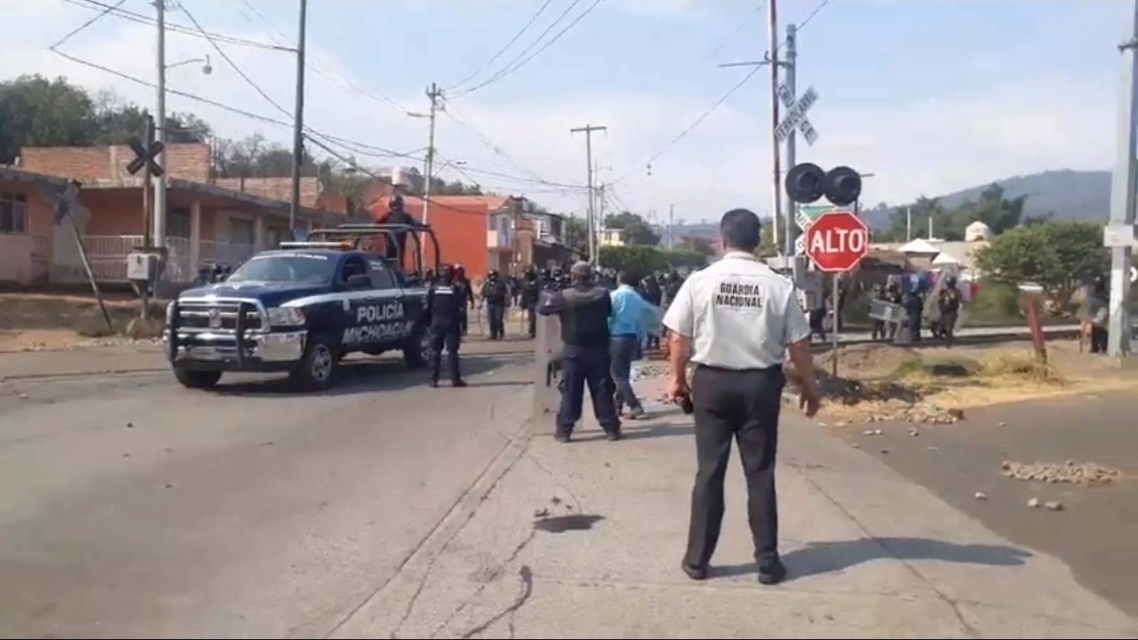 Reportan 4 normalistas detenidos y 3 policías lesionados en Uruapan