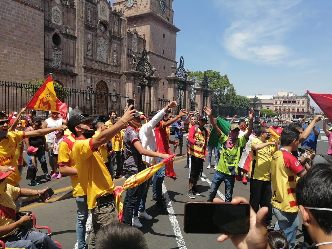 Pese a contingencia, aficionados del Monarcas se manifiestan en el centro histórico