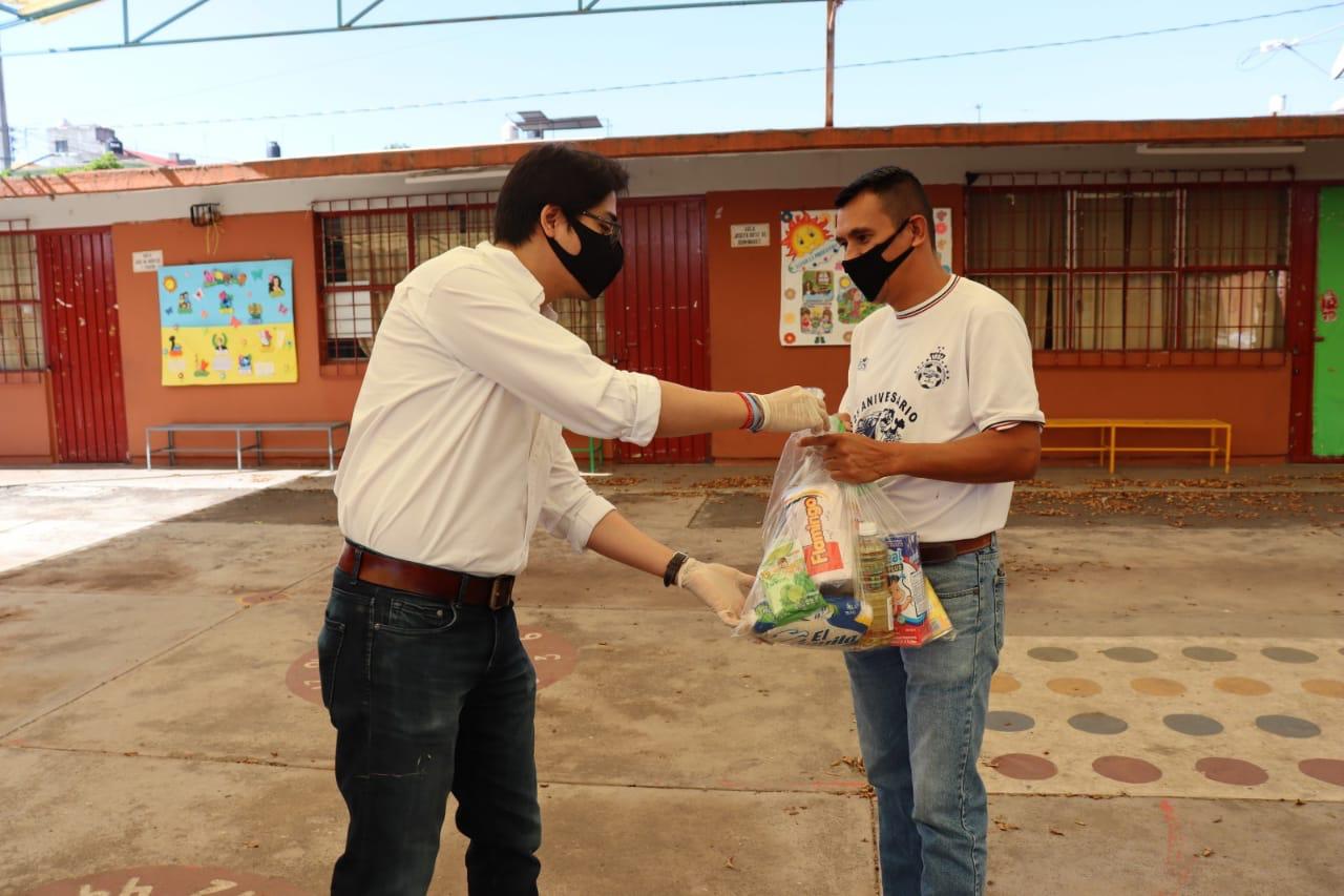 Empleados de la UNLA donan despensas a los más necesitados