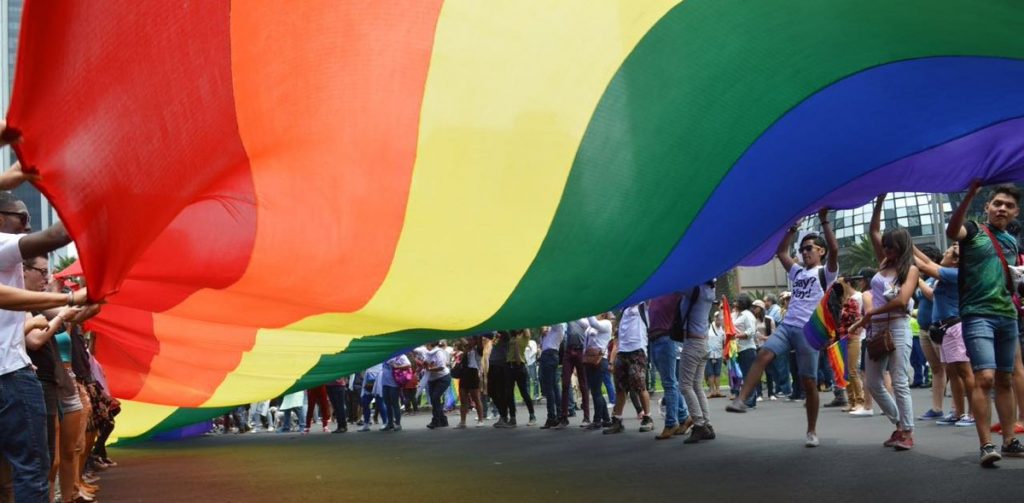 Presentan jóvenes LGBT amparos