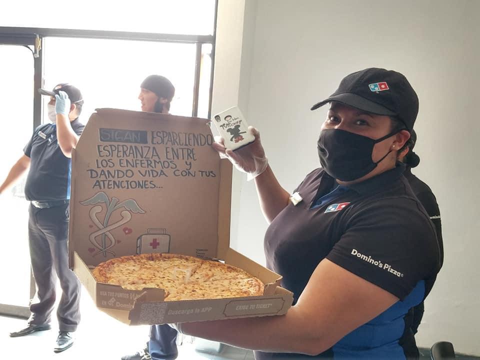 Empleados de la cadena de restaurantes Domino`s Pizza, en Morelia, honraron a médicos y personal de salud al dibujar y escribir en las cajas, mensajes de apoyo y de motivación