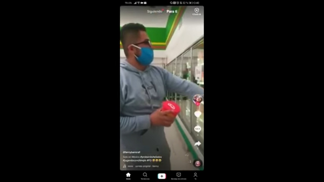 Sujeto en supermecardo prueba helado y lo regresa al refrigerador