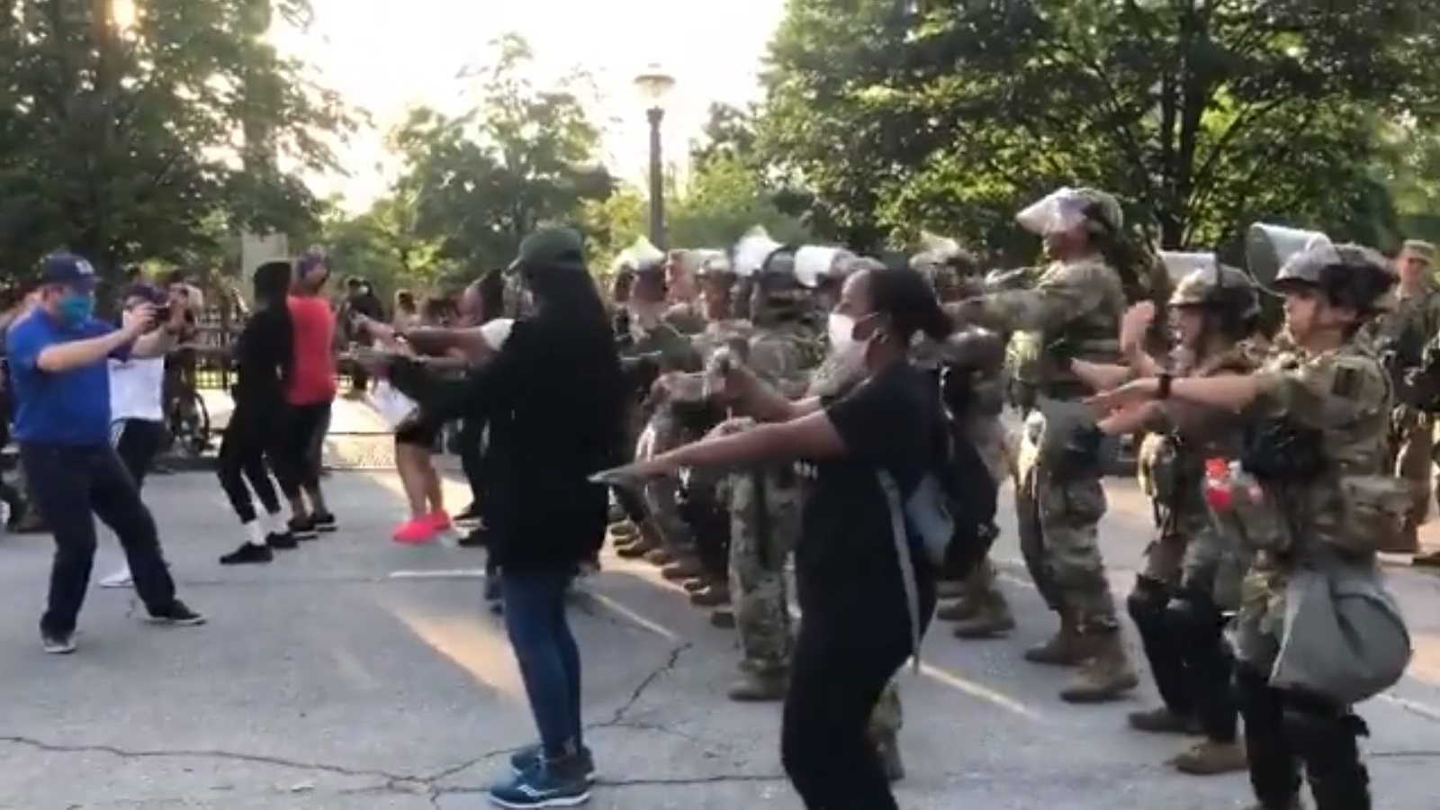 Guardia Nacional de EUA baila La Macarena con manifestantes