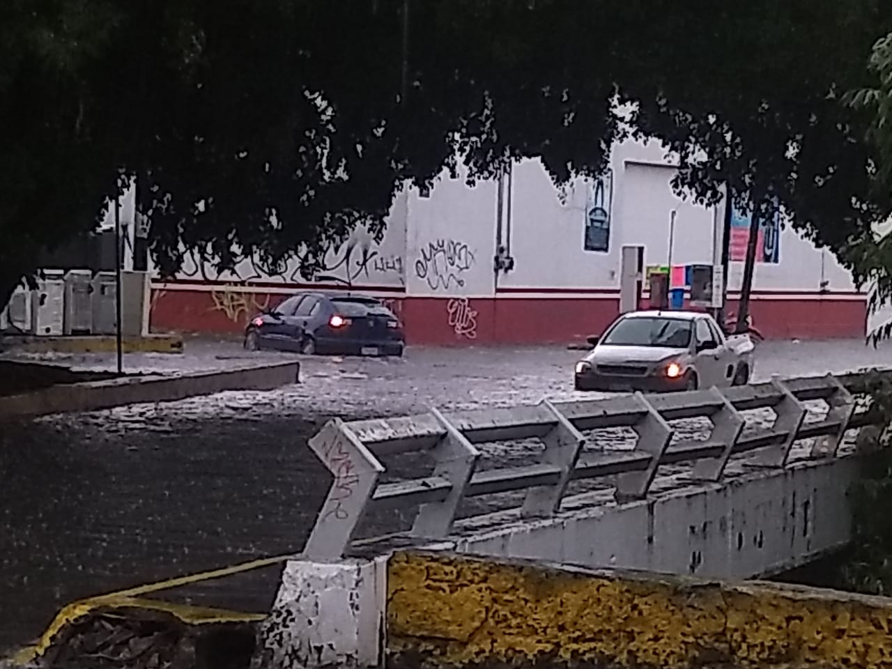 4 automóviles dañados, 1 espectacular caídos, así como 6 casas dañadas, saldo tras lluvia en Morelia