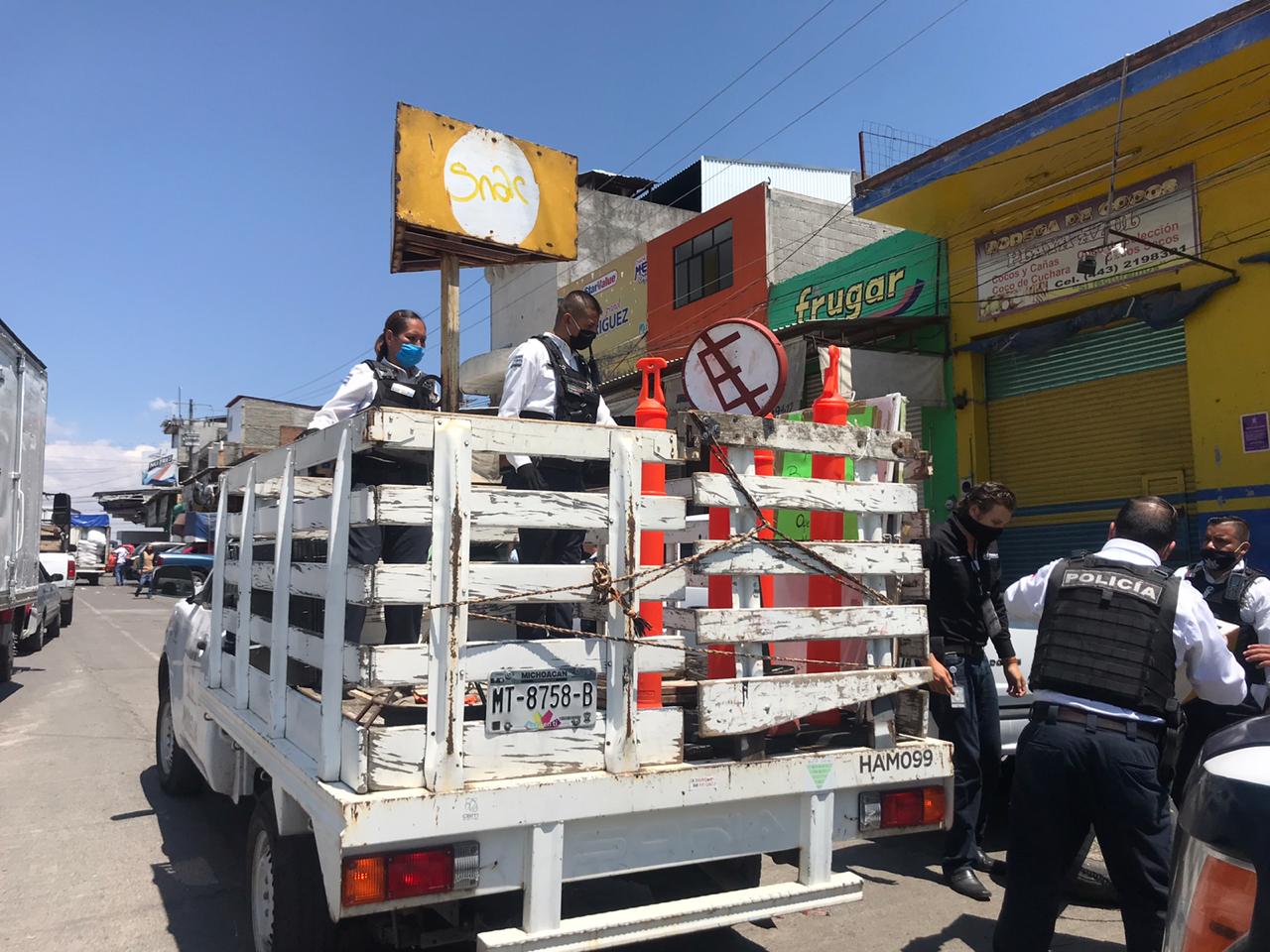 Retiran botes, cubetas y otros obstáculos en la central de abastos