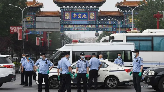 Imponen en Pekín nuevo confinamiento por rebrote de Covid-19