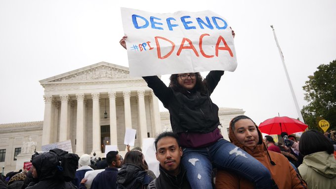 Bloquean intento de Trump de expulsar a jóvenes migrantes