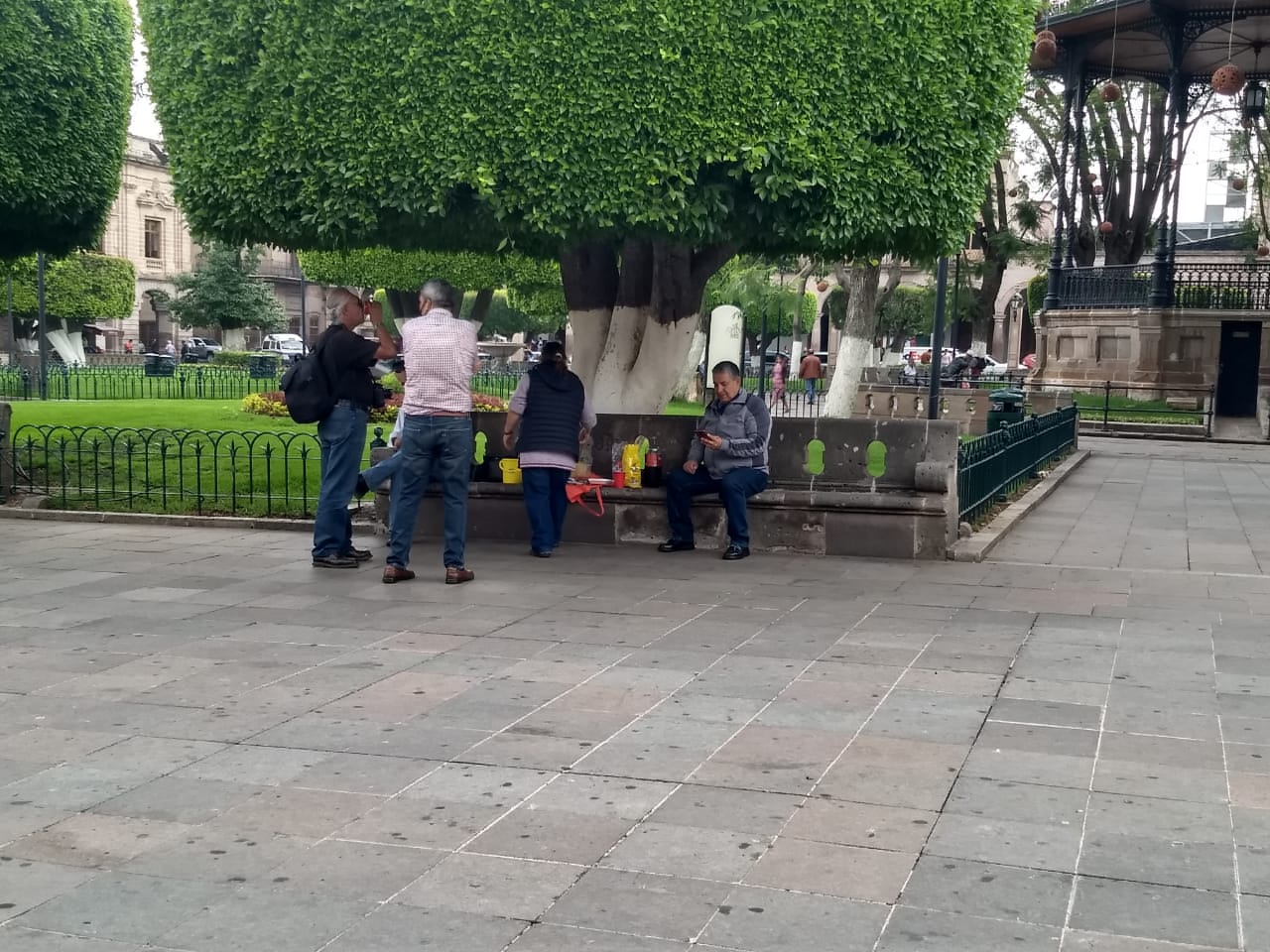 A minutos de abrir Plaza de Armas al público, morelianos la abarrotan