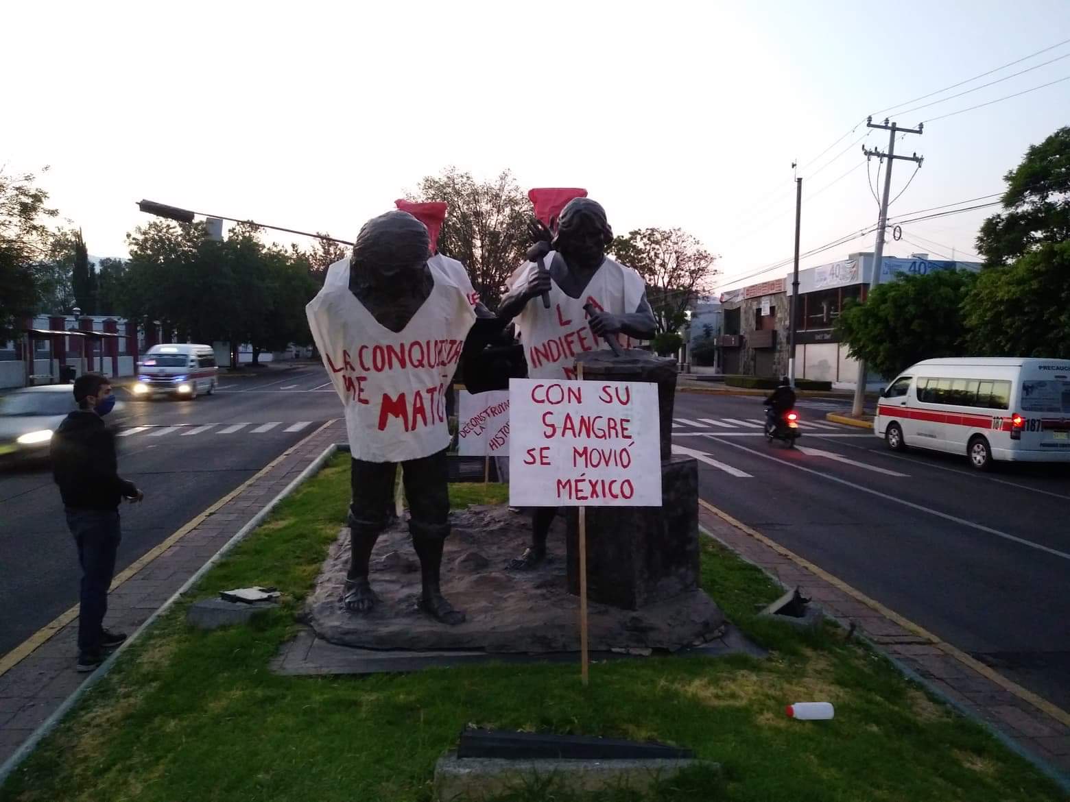 Colocan mantas sobre escultura en acueducto