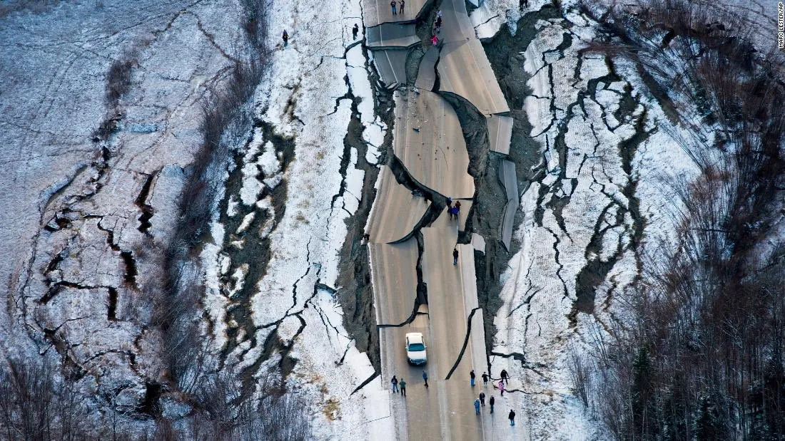 Tras sismo de 7.8 grados activan alerta de tsunami en Alaska