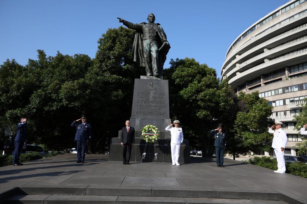 Coloca AMLO ofrendas en monumento a Benito Juárez y Lincoln en EU