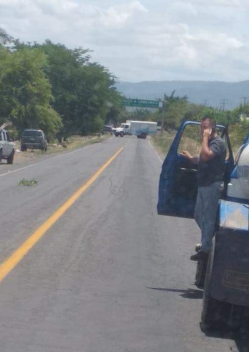 Reportan narcobloqueo en Lombardía, Michoacán
