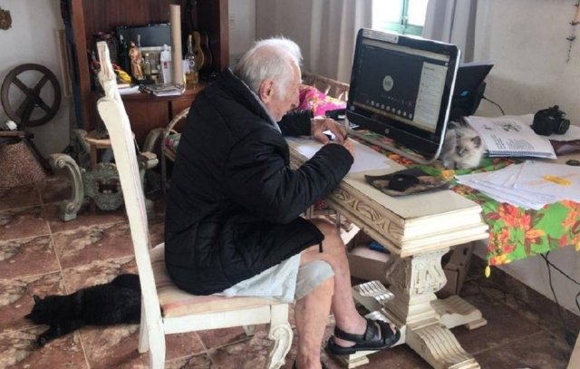 Abuelito de 92 años estudia arquitectura en línea