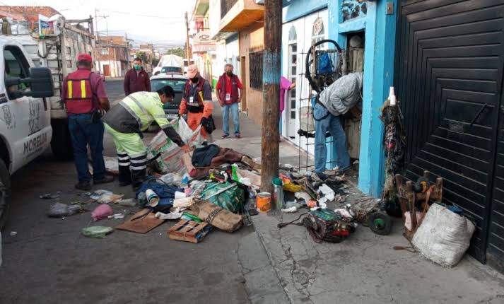 Desde un cadáver hasta plástico, es lo que se han encontrado en casas de acumuladores