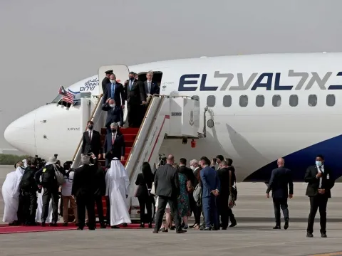 Arriba primer vuelo comercial entre Israel y Emiratos Árabes