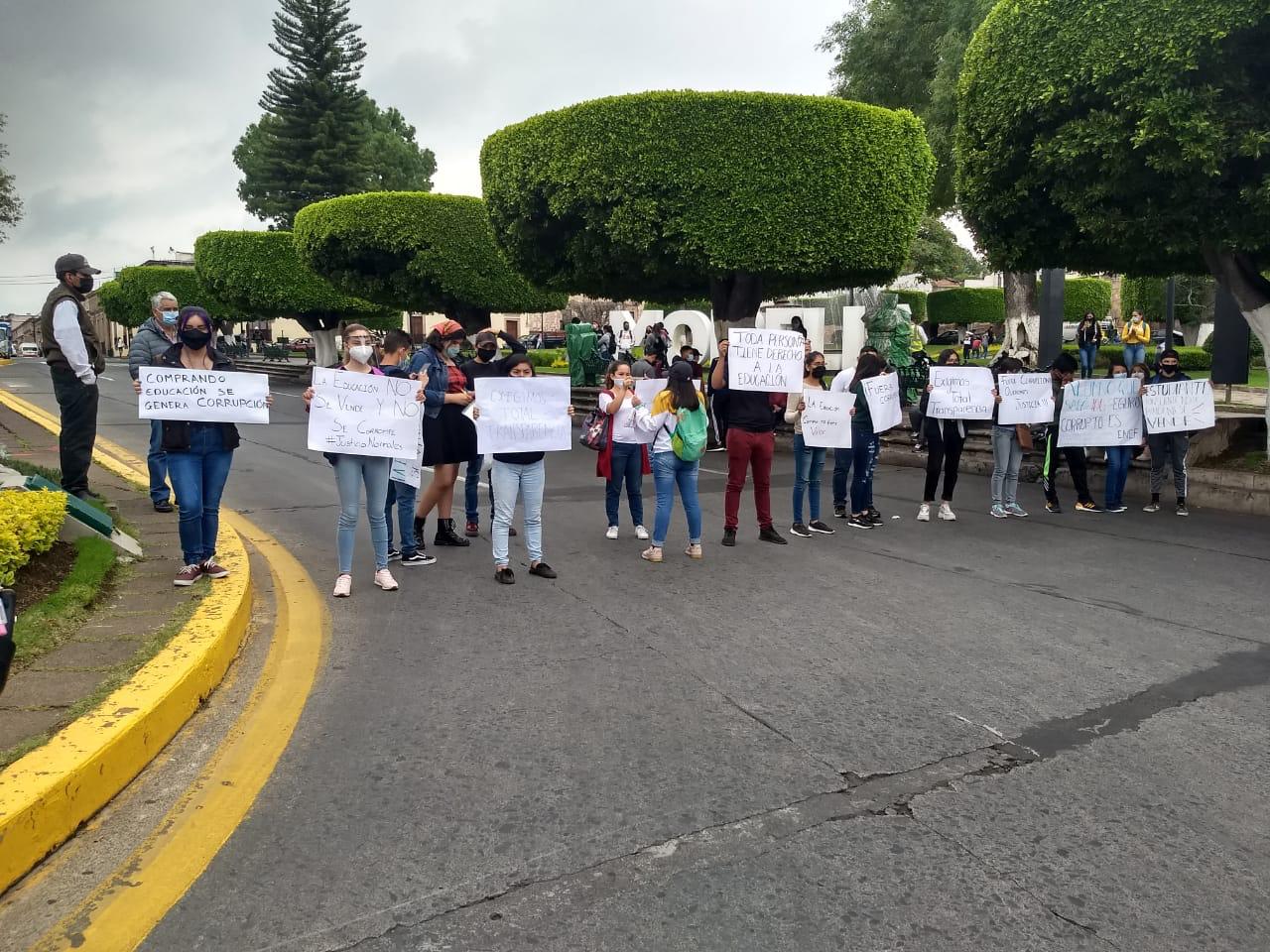 Se manifiestan aspirantes normalistas en Centro Histórico; SEE podría nulificar proceso