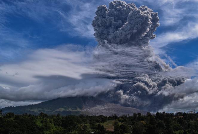 Hace erupción el volcán Sinabung en Indonesia