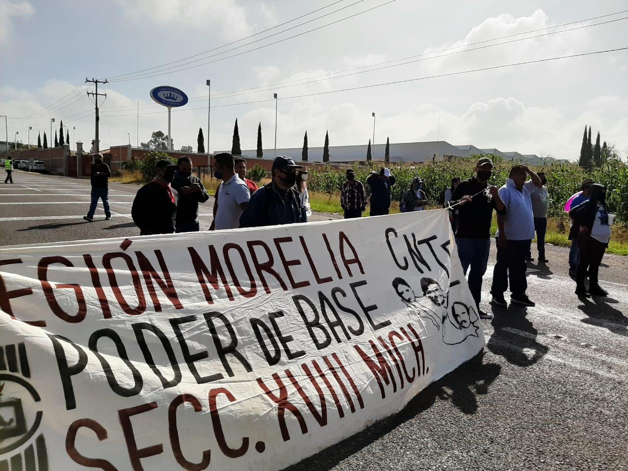 Con bloqueos viales, CNTE exige a Silvano pagos y liberación de normalistas