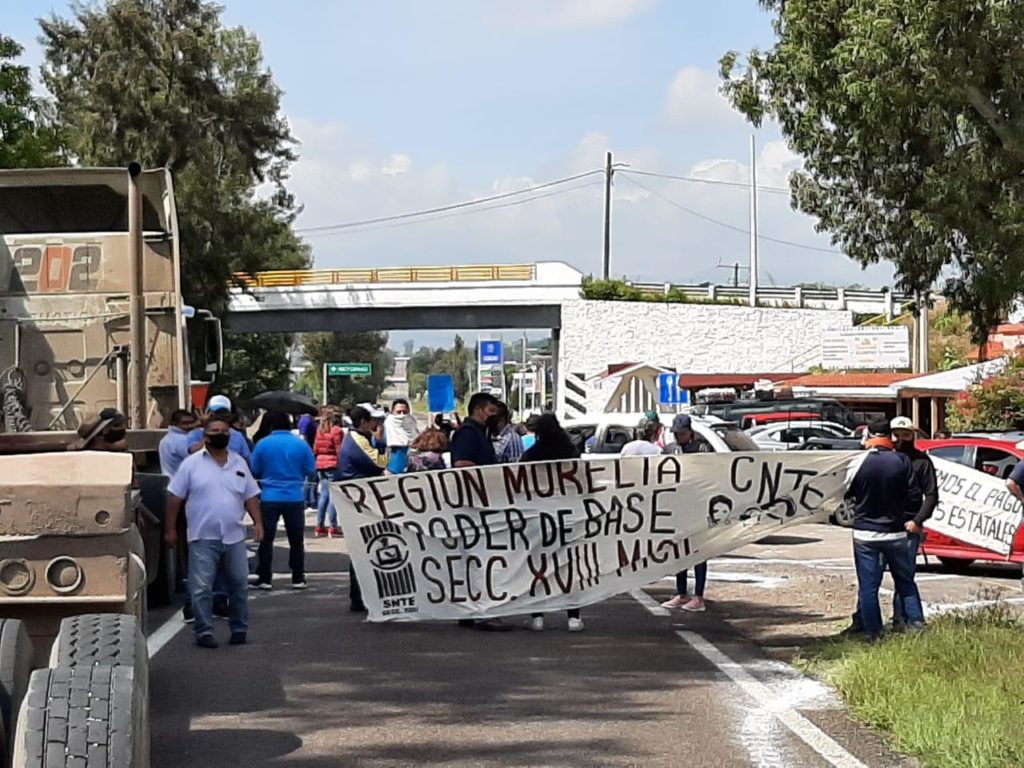 CNTE toma casetas y bloquea vías férreas en Michoacán