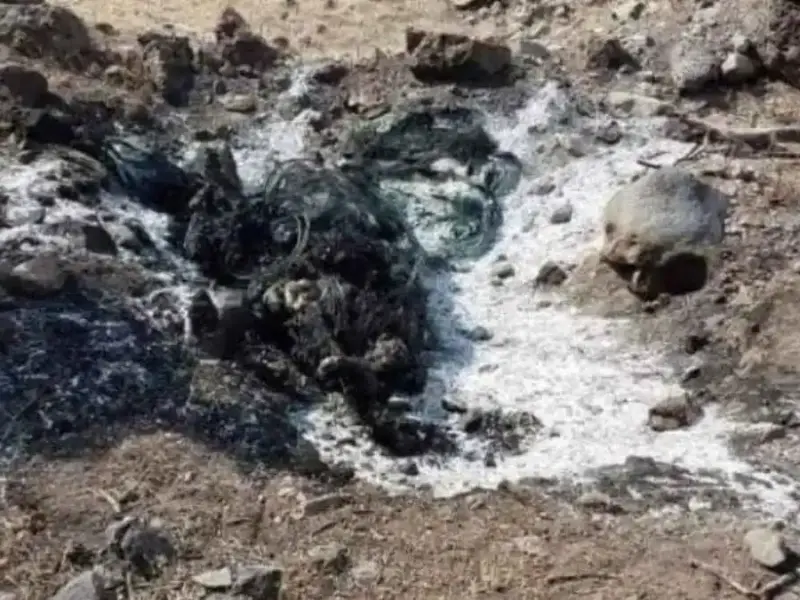 Tres cadáveres fueron hallados dentro de una camioneta calcinada en la carretera Tzatzio–El Tepamal, en Ario de Rosales, Michoacán. Autoridades ya investigan el caso