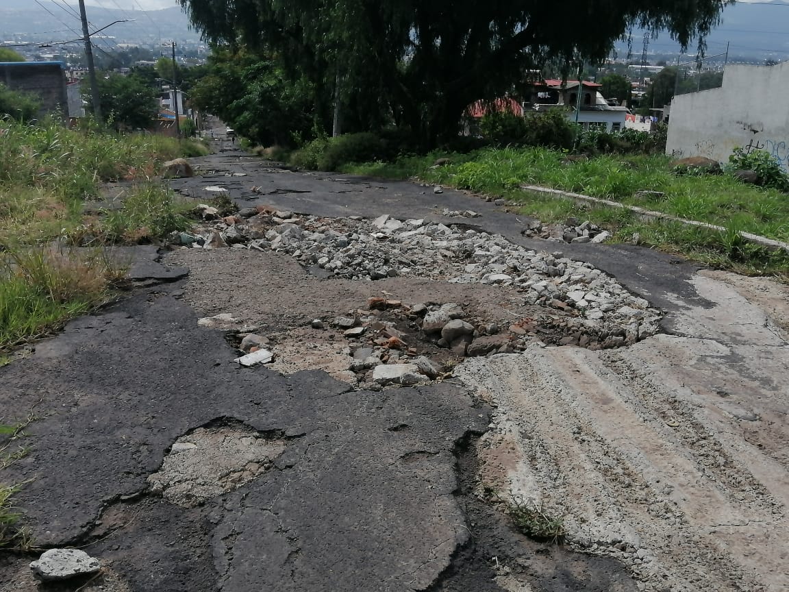 Vecinos de la colonia Reforma, piden se intervenga calle con múltiples baches