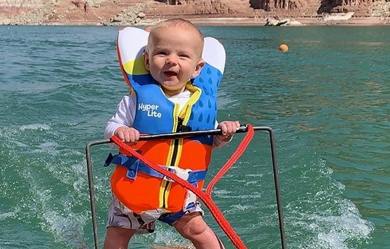 Bebé conquista redes sociales con práctica de esquí acuático